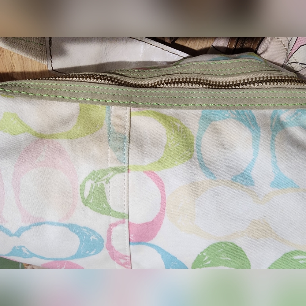 Coach Purse 👛 - Picture 4 of 16